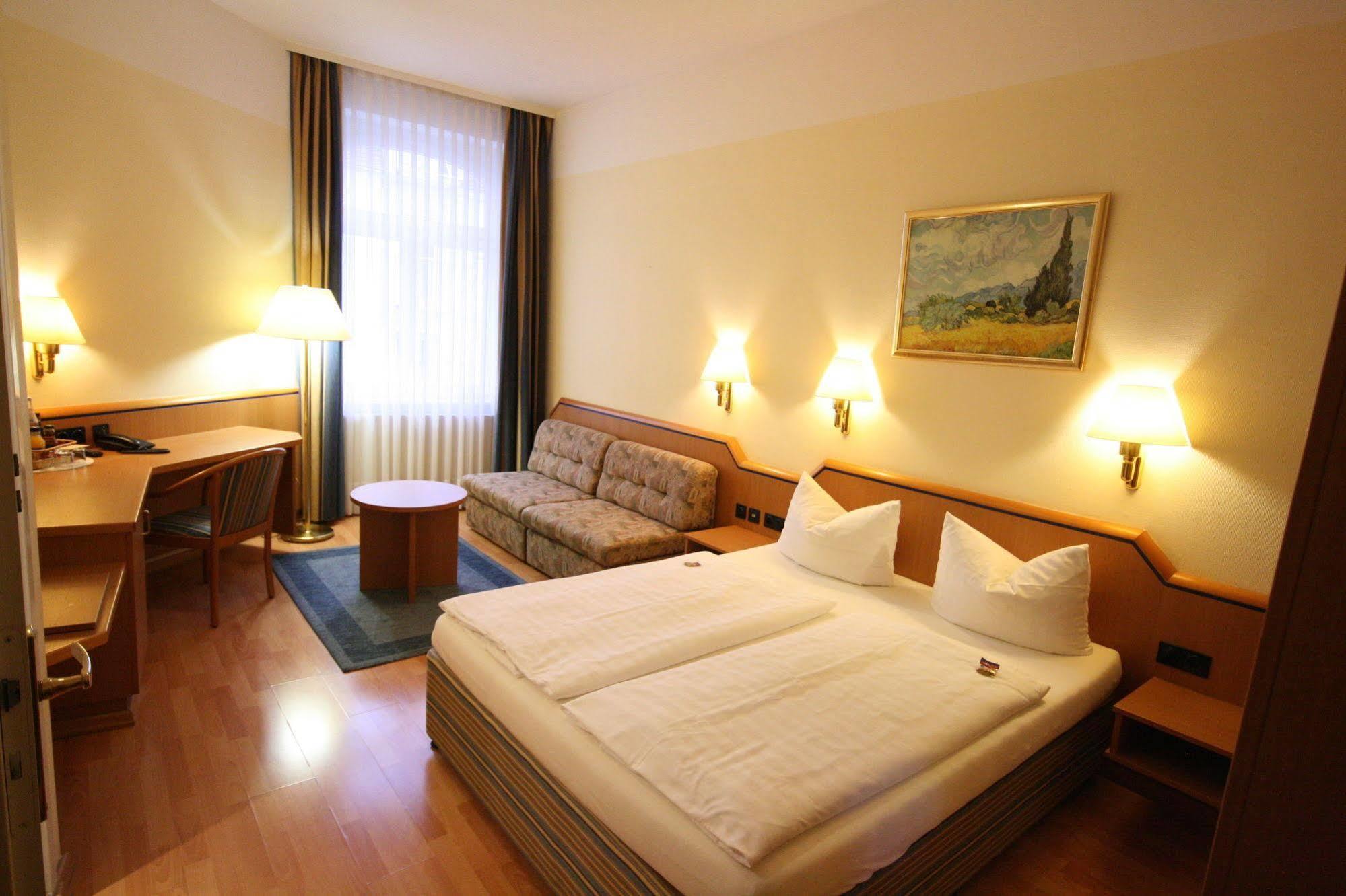 Altstadt Hotel Хайделберг Екстериор снимка